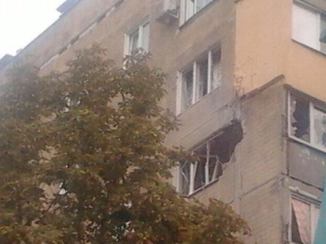 В Донецке снаряд попал в жилой дом, вероятно погибла женщина (Фото)