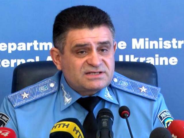 Представників усіх підрозділів київської міліції зібрали на Софійській площі Представників усіх підрозділів київської міліції зібрали на Софійській площі