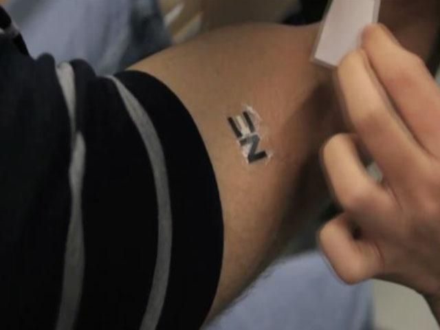 Ученые в США создали клейкую биобатарею, которая заряжается от пота Ученые в США создали клейкую биобатарею, которая заряжается от пота