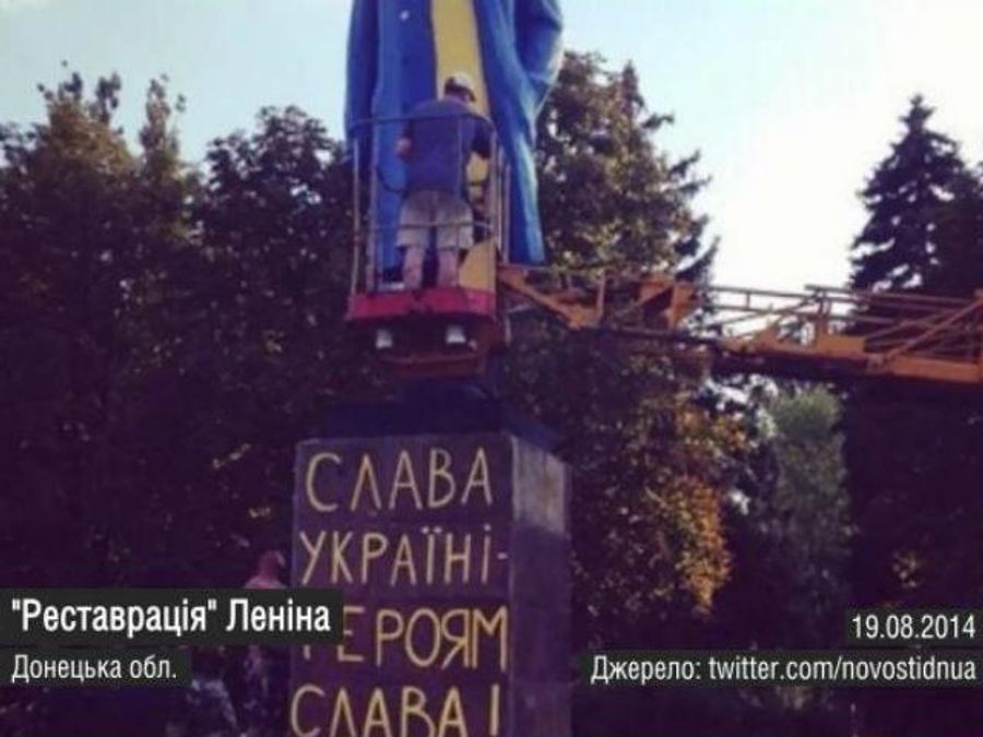 Найактуальніші кадри 19 серпня: жовто-блакитний Ленін, Чемпіонат з авоткросу в Вінниці Найактуальніші кадри 19 серпня: жовто-блакитний Ленін, Чемпіонат з авоткросу в Вінниці