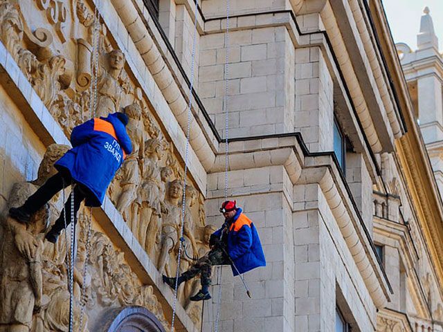 ФОТО ДНЯ: украинский флаг развевается на "сталинской высотке" в Москве ФОТО ДНЯ: украинский флаг развевается на "сталинской высотке" в Москве