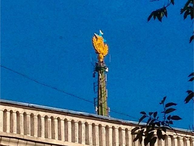 Український прапор зняли з московської висотки, сміливців затримали Український прапор зняли з московської висотки, сміливців затримали