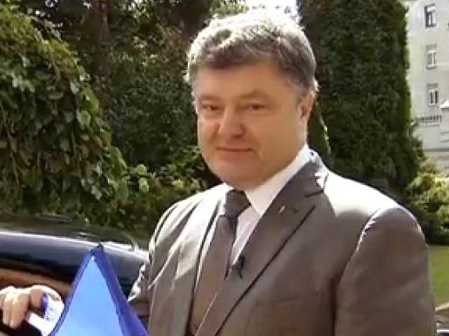 Мне очень понравилось, что в России на высотке появился наш флаг, — Порошенко