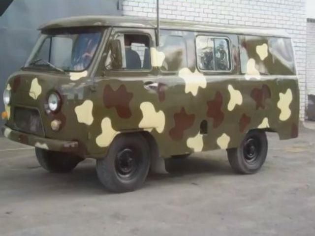 У Дніпропетровську волонтери відновлюють УАЗи для АТО У Дніпропетровську волонтери відновлюють УАЗи для АТО