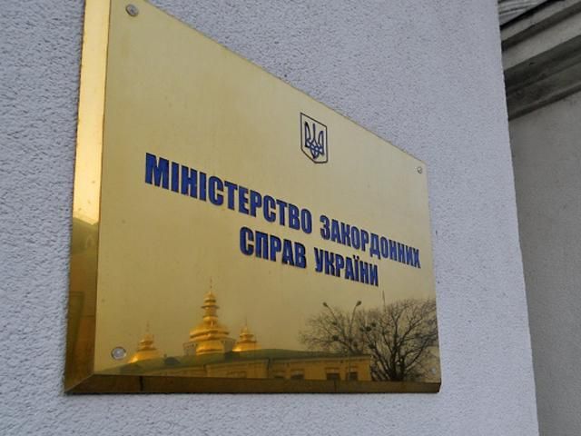 Україна не пускає "гуманітарку" РФ, бо не отримала "зеленого світла" від Червоного Хреста Україна не пускає "гуманітарку" РФ, бо не отримала "зеленого світла" від Червоного Хреста