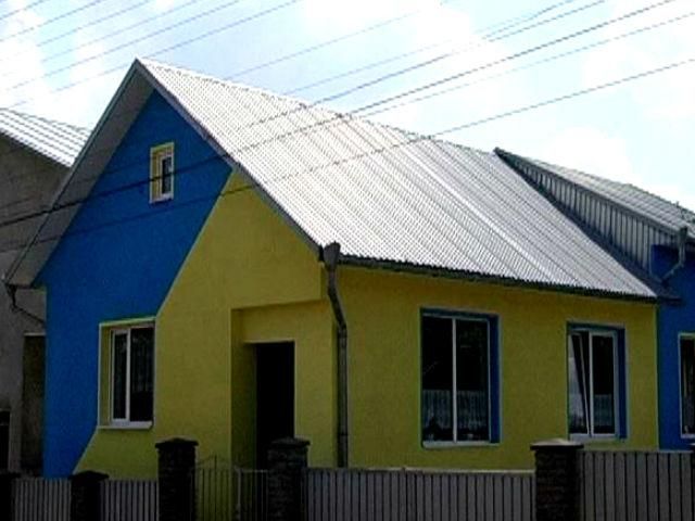 Черновчанка перекрасила собственный дом в сине-желтые цвета Черновчанка перекрасила собственный дом в сине-желтые цвета