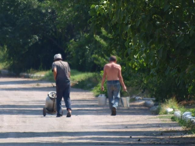 Террористы обстреливают людей, которые приходят набрать воду