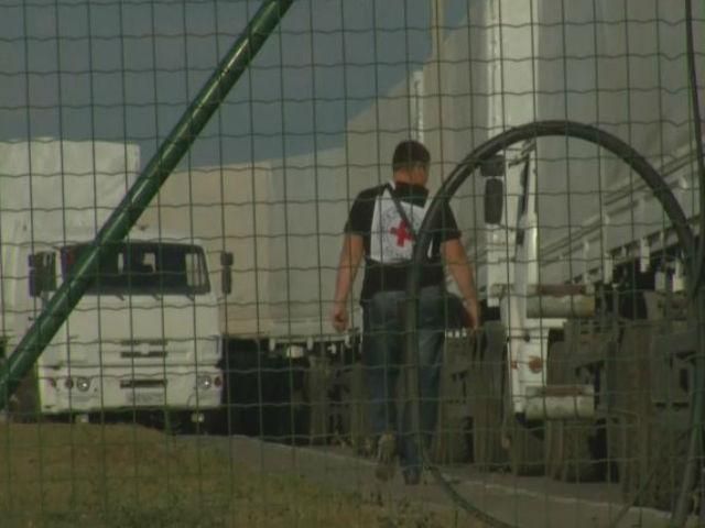Українські прикордонники перевіряють вантажівки з "гуманітаркою" від РФ