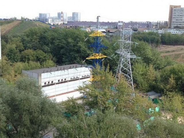 Рабочих, которые раскрасили в сине-желтый цвет вышку электропередач в Москве, отпустили Рабочих, которые раскрасили в сине-желтый цвет вышку электропередач в Москве, отпустили