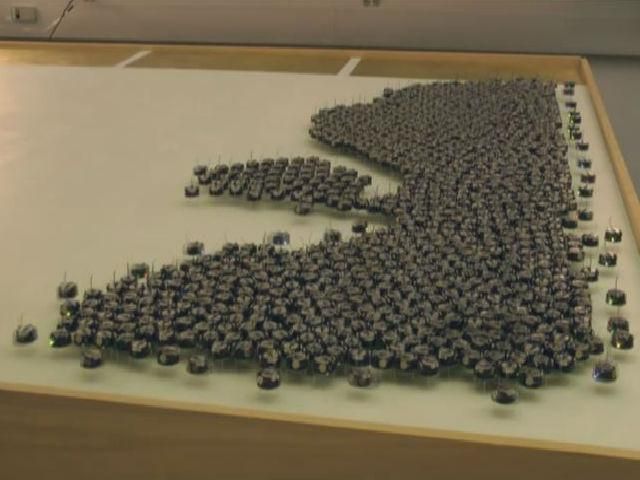 Науковці створили рій мініатюрних роботів, які взаємодіють між собою Науковці створили рій мініатюрних роботів, які взаємодіють між собою