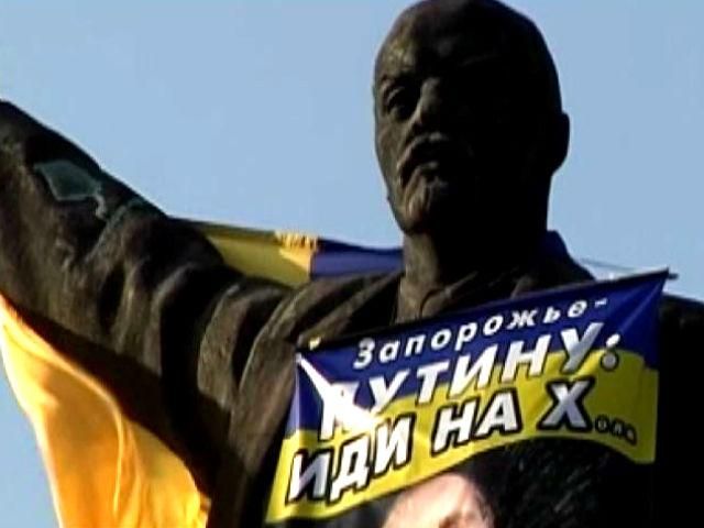 Ко Дню Независимости в Запорожье Ленина "одели" в праздничный сине-желтый