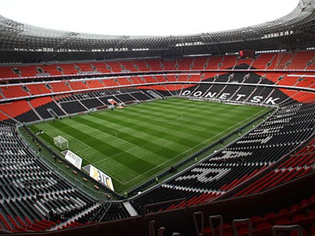 ФК "Шахтар" заявив про потрапляння снаряду в "Донбас Арену" (Фото) (Відео) ФК "Шахтар" заявив про потрапляння снаряду в "Донбас Арену" (Фото) (Відео)