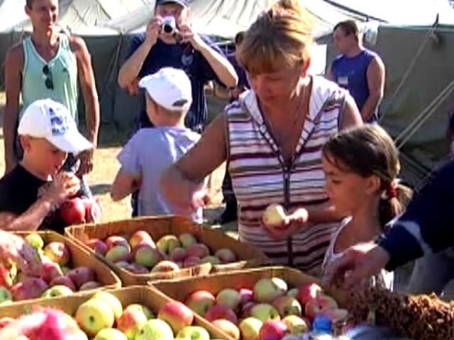 У таборі для біженців з людьми працюють медики і біженці (Відео) 