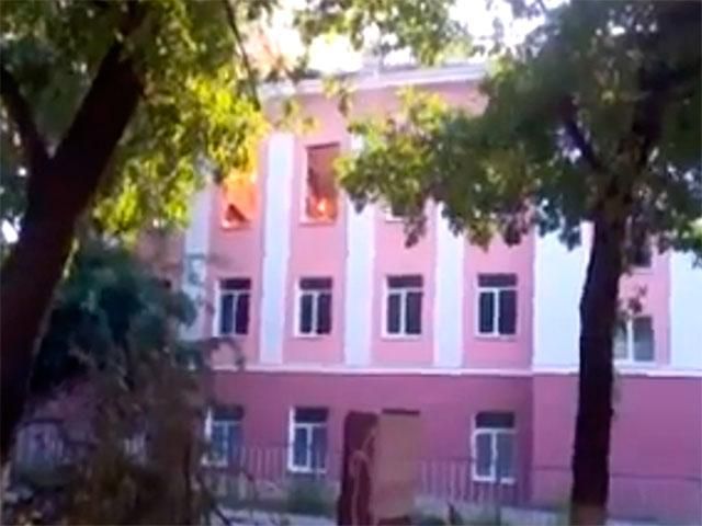 У Луганську горить школа, яку обстріляли терористи (Відео)