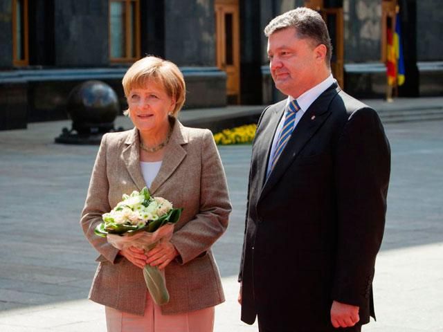 Порошенко договорился с Меркель о 500 млн евро для восстановления Донбасса