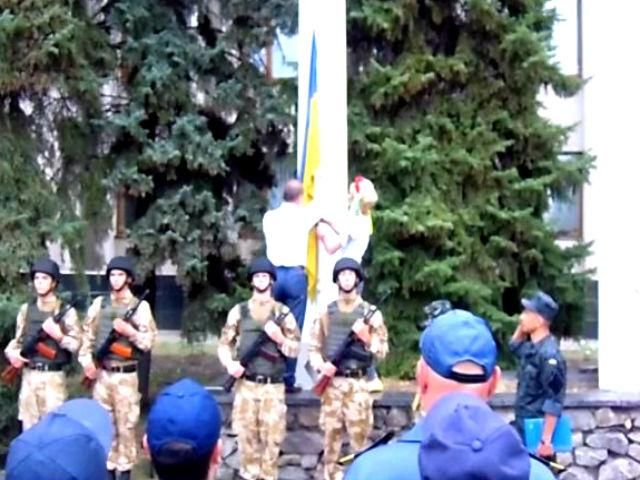 В Славянске торжественно подняли украинский флаг (Видео) В Славянске торжественно подняли украинский флаг (Видео)