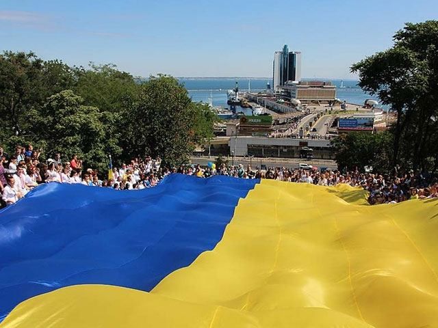 Потьомкінські сходи в Одесі накрили 23-метровим прапором (Фото) Потьомкінські сходи в Одесі накрили 23-метровим прапором (Фото)