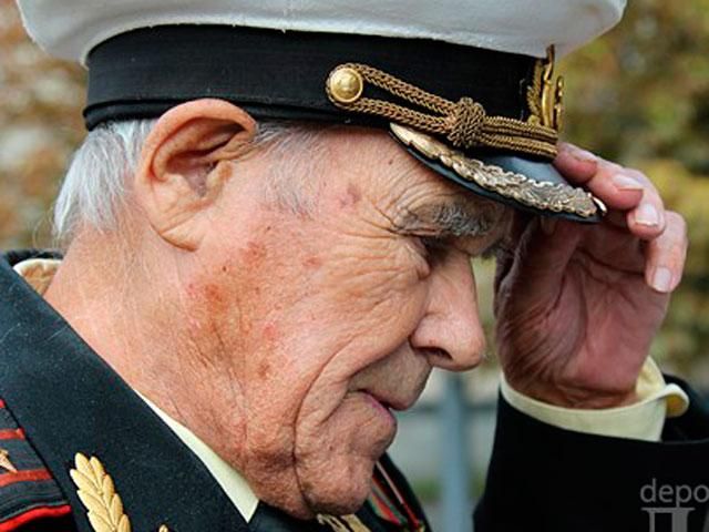 96-річний ветеран отримав посмертну нагороду онука, загиблого в АТО (Фото. Відео) 96-річний ветеран отримав посмертну нагороду онука, загиблого в АТО (Фото. Відео)