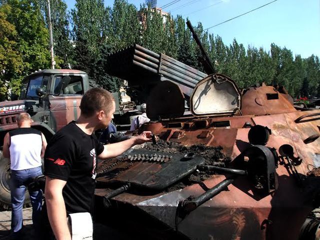 На День Независимости террористы собираются провести по площади украинских пленных (Фото) На День Независимости террористы собираются провести по площади украинских пленных (Фото)