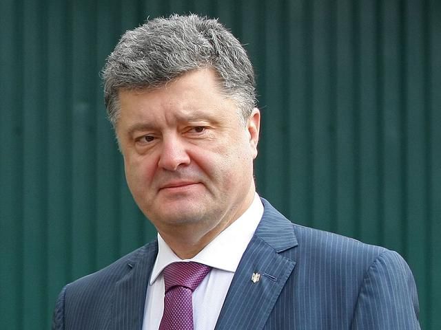 Порошенко поручил Кабмину бороться с тоталитарной символикой