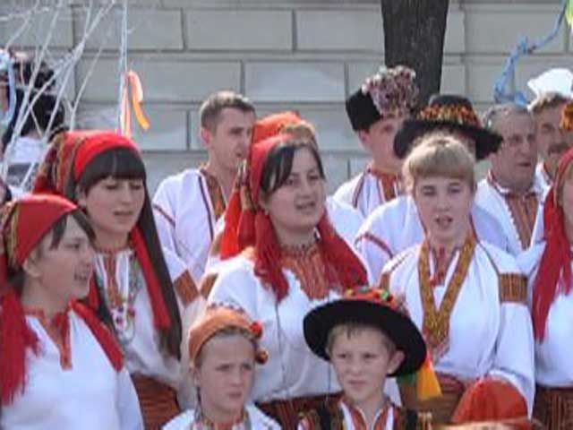 В Киеве прошел парад вышиванок (Видео) В Киеве прошел парад вышиванок (Видео)