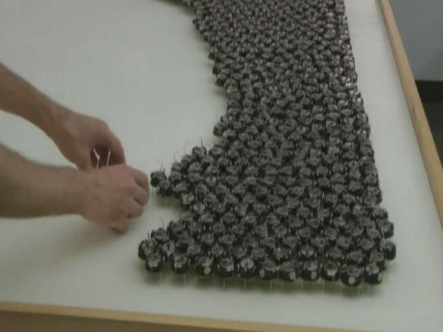 У Гарварді створили рій з 1024 мініатюрних роботів У Гарварді створили рій з 1024 мініатюрних роботів