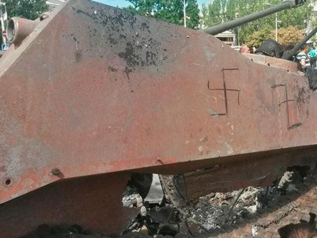 Террористы провели по Донецку колонну пленных и осквернили украинскую символику