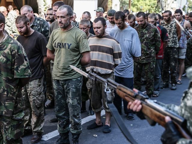 У Міноборони кажуть, що в Донецьку терористи могли переодягтися в полонених