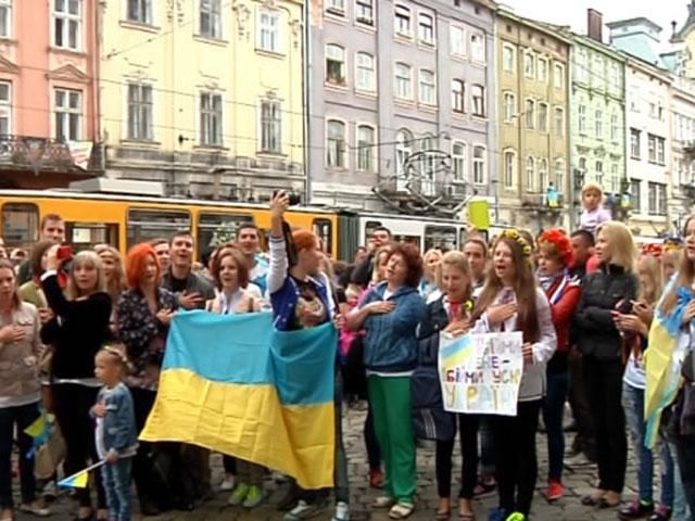 У Львові сотні людей одночасно заспівали гімн (Відео)