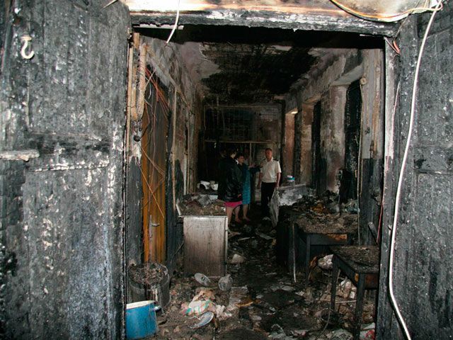 В Харькове горела пятиэтажка, жители дома спасены (Видео) В Харькове горела пятиэтажка, жители дома спасены (Видео)