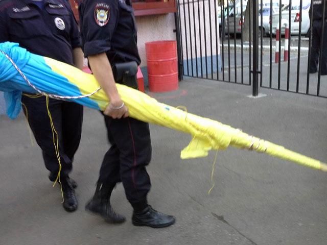 Россияне, которых задержали за украинский флаг, уже на свободе (Фото) Россияне, которых задержали за украинский флаг, уже на свободе (Фото)