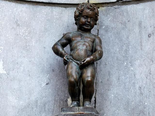 Брюссельського мальчика одели в вышиванку Брюссельського мальчика одели в вышиванку