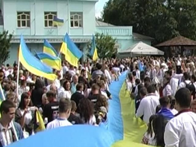 В Ужгороде праздник Независимости отметили развертыванием стометрового флага