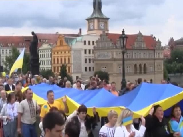 Сотни украинцев в Праге отметили День Независимости Украины (Видео)