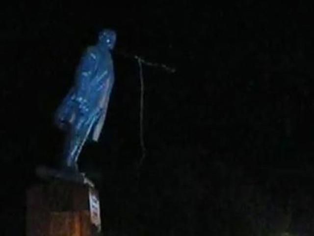 В Днепропетровской области повалили очередной памятник Ленину (Видео)