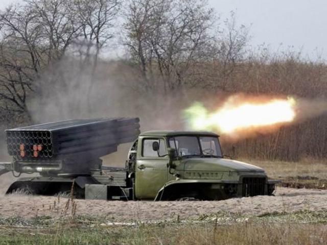 Тривають обстріли блокпостів та позицій українських військових, — прес-центр АТО