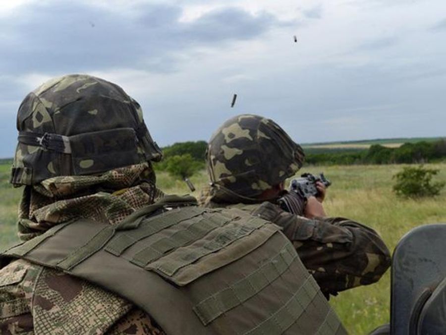 Під Новоазовськом йде бій з російськими бойовиками, що прорвались на територію України Під Новоазовськом йде бій з російськими бойовиками, що прорвались на територію України