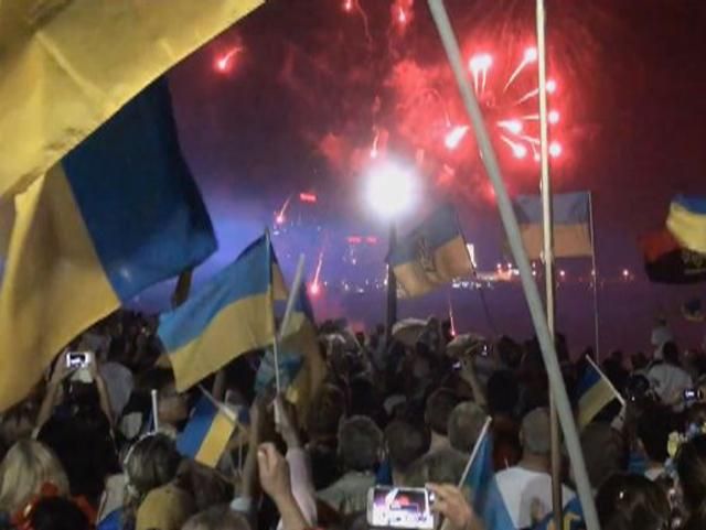 В Канаде День Независимости украинцы отметили на Ниагарском водопаде