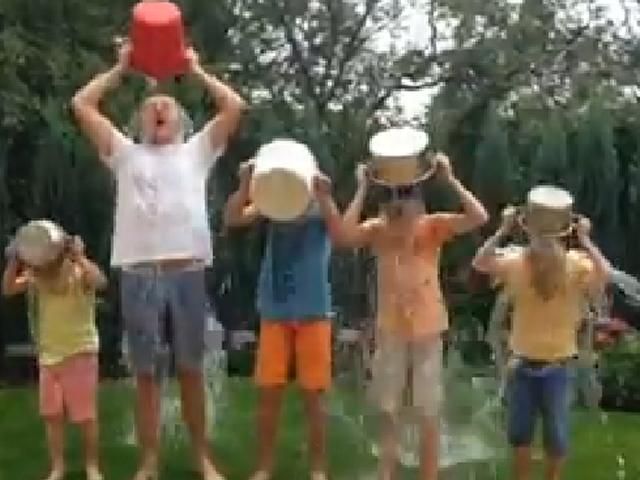 Мэр Львова вместе с сыновьями облились холодной водой ради благотворительности (Видео)