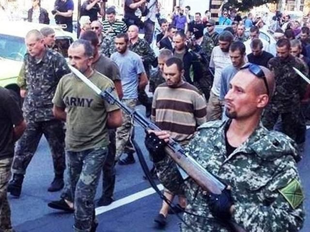 ЄС рішуче засуджує "парад полонених" у Донецьку, який влаштували терористи