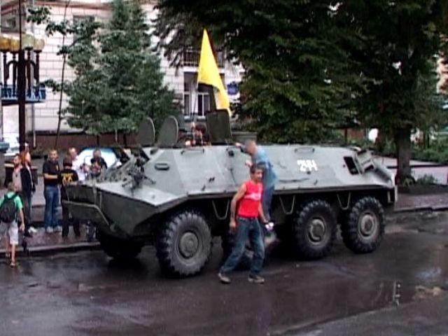 На Тернопільщині фермер віддав у зону АТО свій БТР На Тернопільщині фермер віддав у зону АТО свій БТР