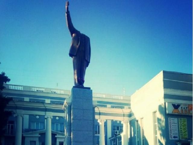 В Харькове Ленин потерял голову (Фото) В Харькове Ленин потерял голову (Фото)