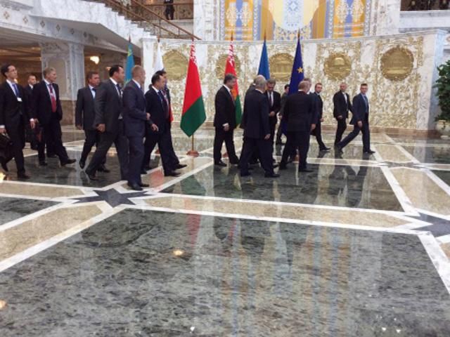 Порошенко потиснув руку Путіну (Фото) Порошенко потиснув руку Путіну (Фото)