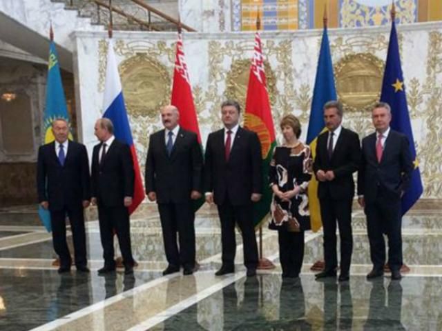 В Минске Порошенко призвал поддержать его мирный план В Минске Порошенко призвал поддержать его мирный план