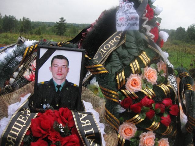 В России тщательно скрывают похороны псковских десантников, — Немцов