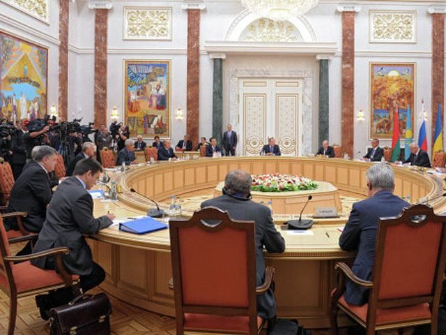 Порошенко в Минске призвал РФ отпустить украинских заложников