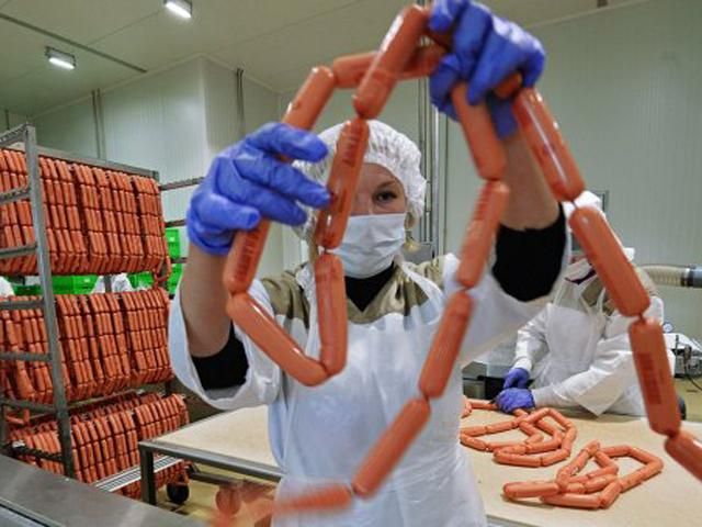 Российские таможенники не пропустили на границе 25 тонн сосисок из США