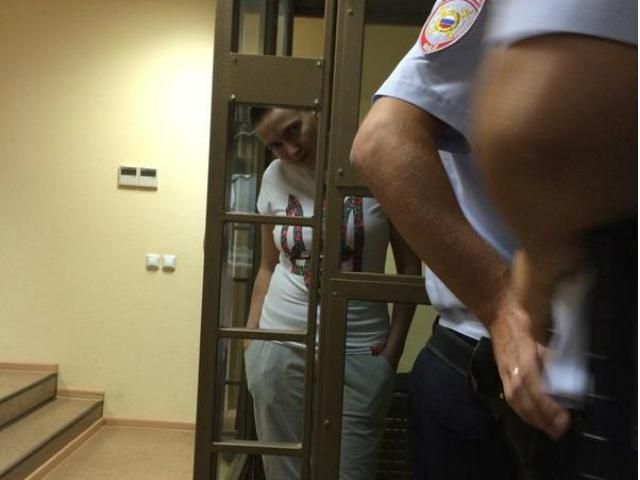 ФОТО ДНЯ: Савченко прийшла на суд у футболці з тризубом