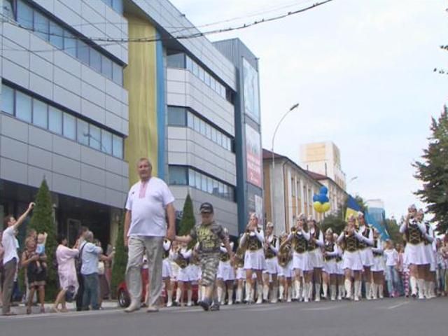 У Кременчуці пройшов найбільший парад вишиванок У Кременчуці пройшов найбільший парад вишиванок