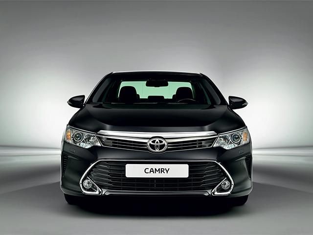 Toyota представила оновлену Camry